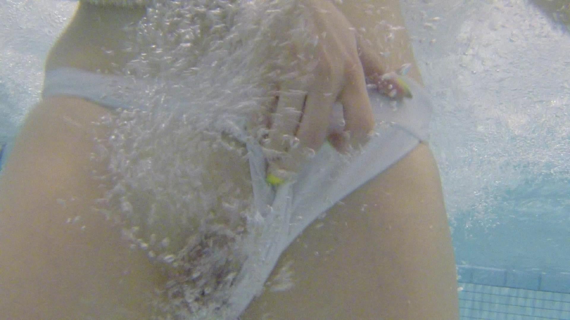 Im Schwimmbad Blubber zwichen die Lippen